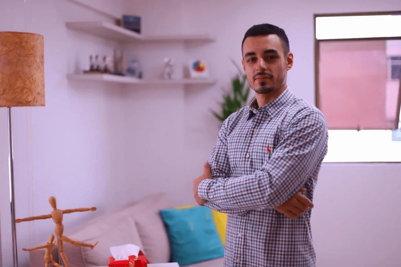 Psi. Matheus Vieira em seu consultório