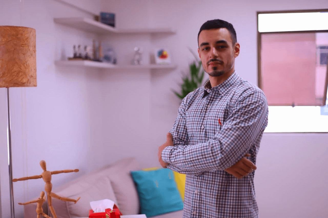 Psi. Matheus Vieira em seu consultório